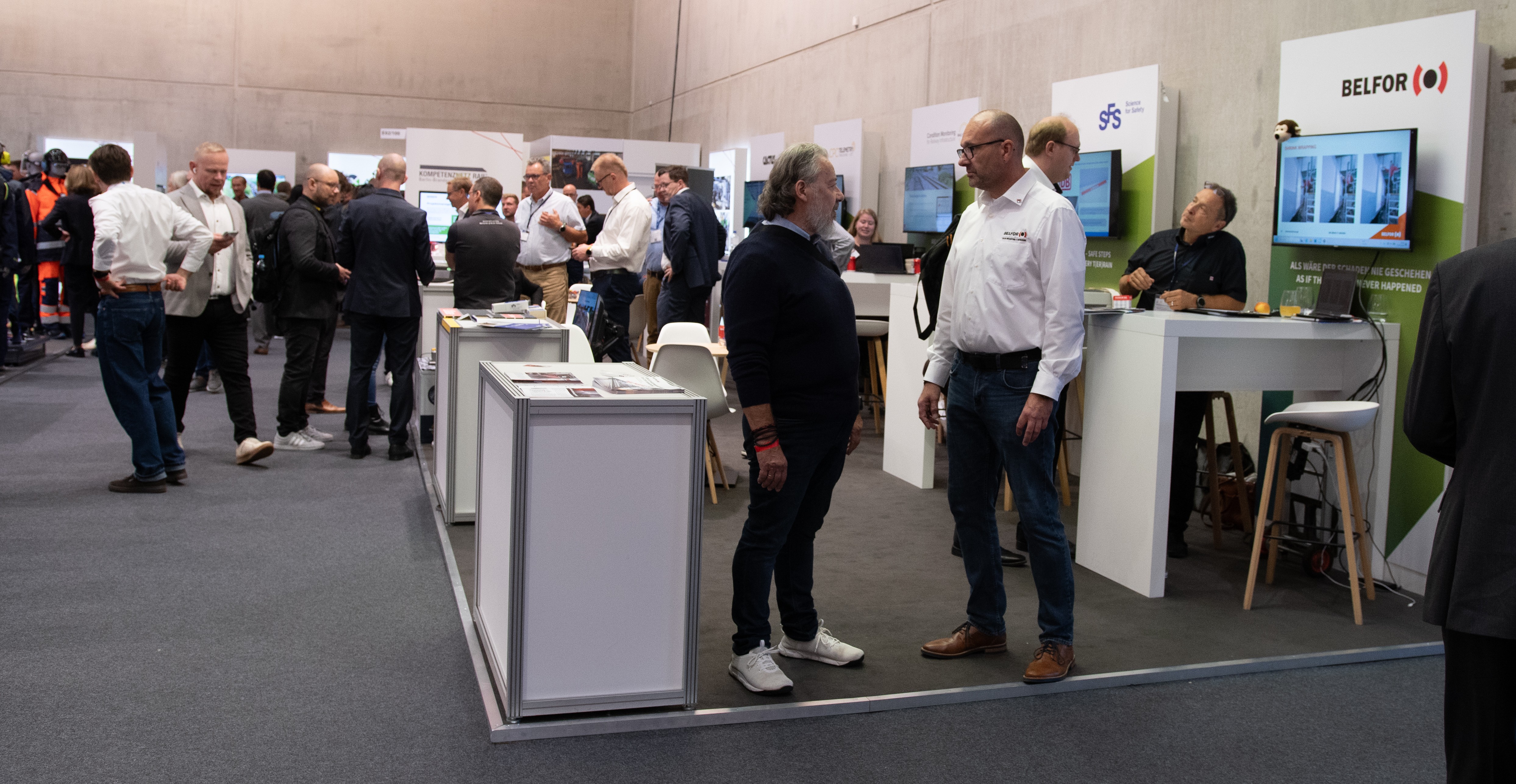 KNRBB-Innotrans-2026-3533_v1 Das Bild zeigt Fränze habedank, Geschäftsführerin, und Ralf Meinsen, Senior Projekt Manager. Darüber steht: 15 Jahre KNRBB. Ein neues Kapitel.